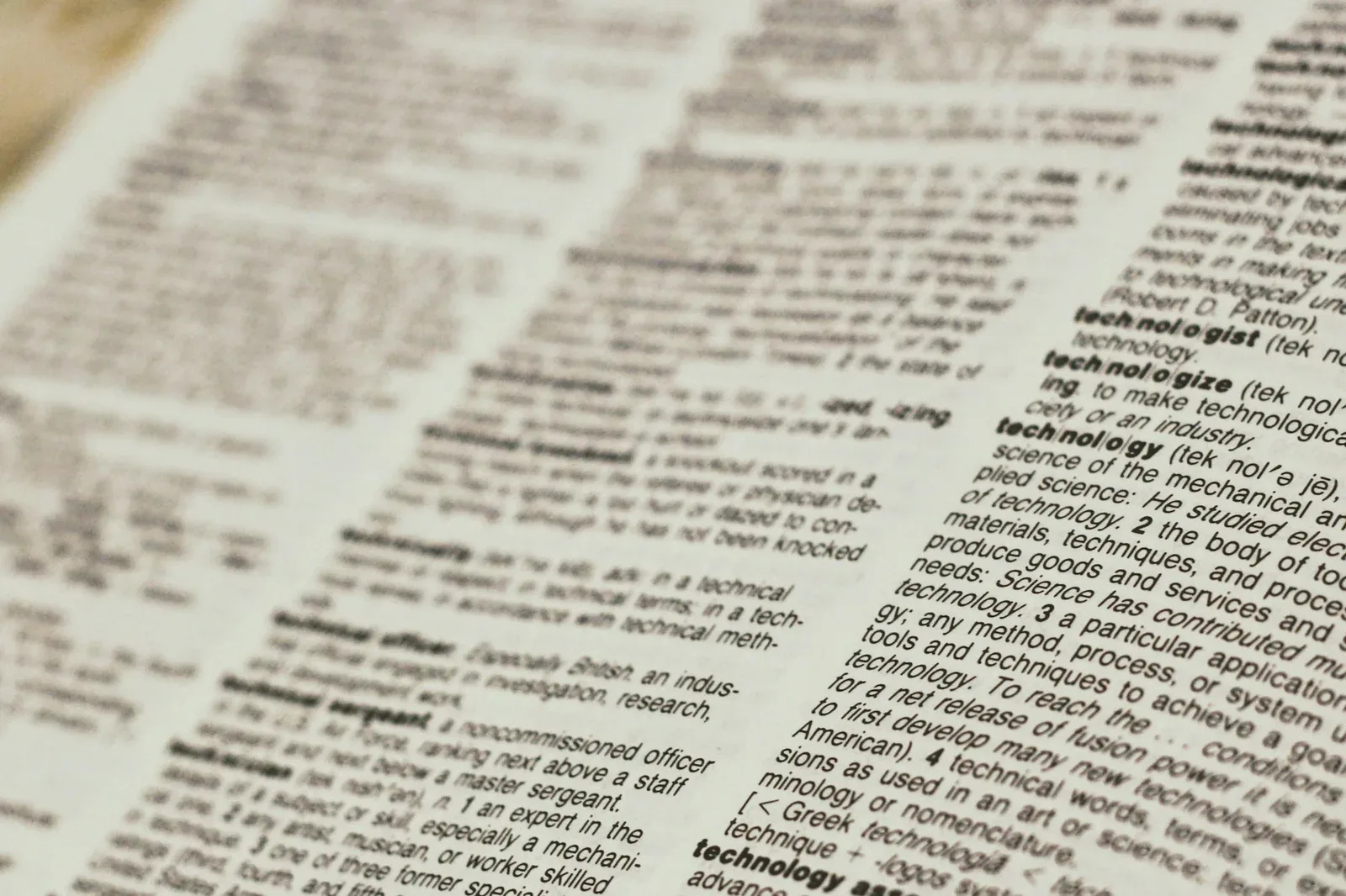 Page de dictionnaire ouverte sur l'entrée « technology »