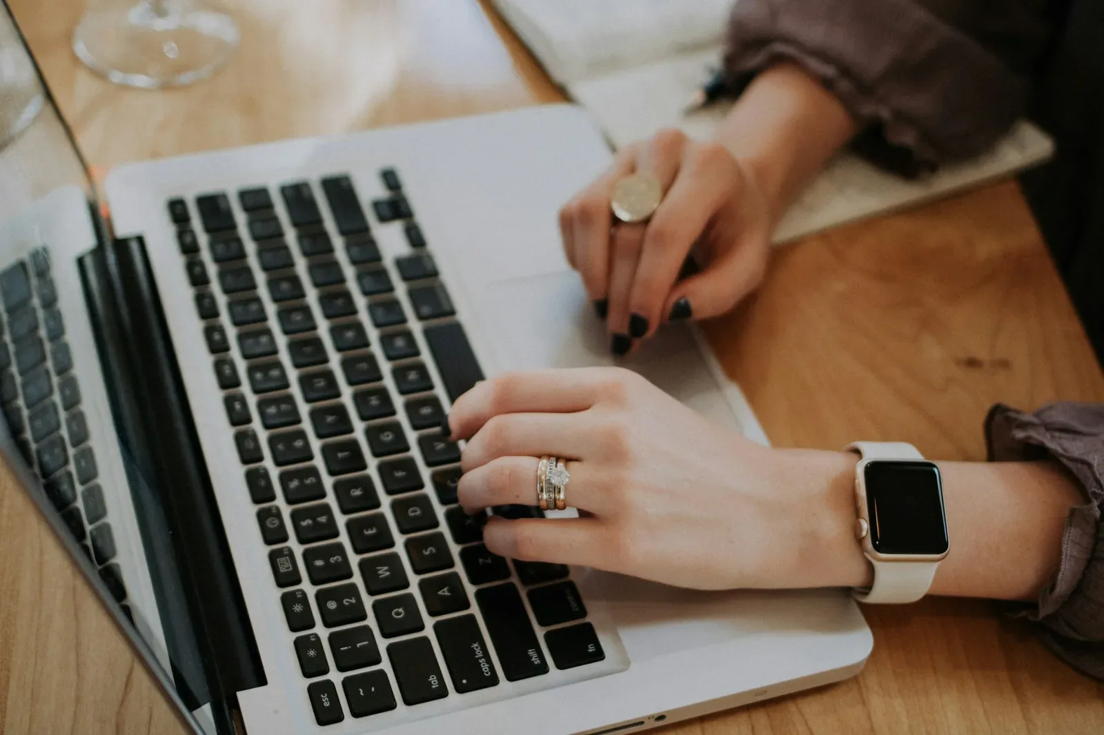 Personne tapant sur un ordinateur portable à son bureau