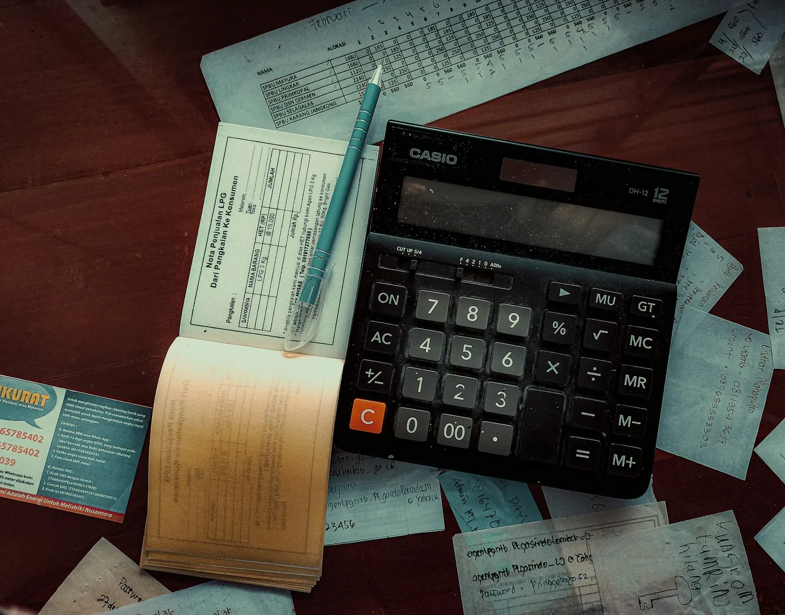 Une calculatrice posée sur une table en bois