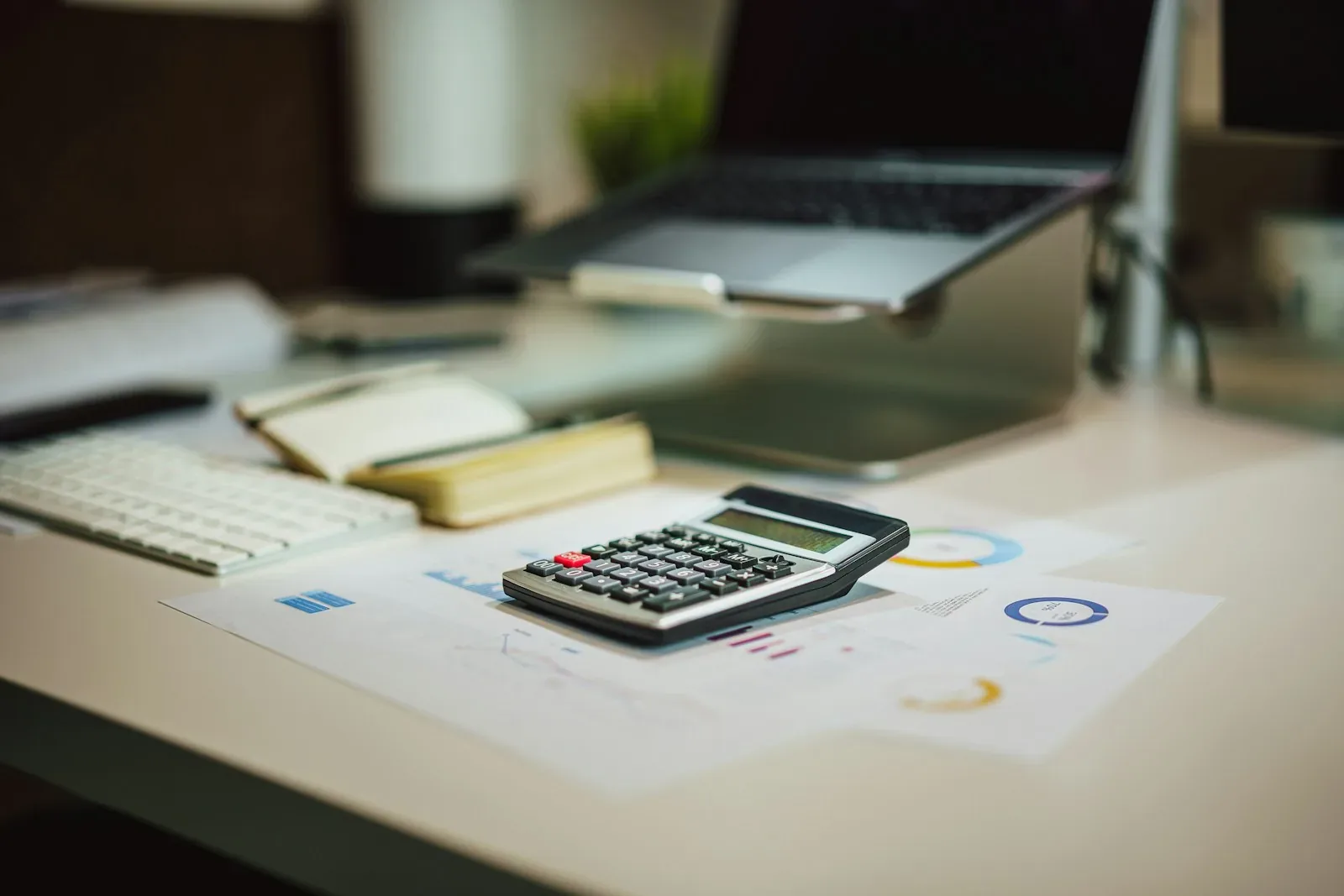Une calculatrice posée à côté d’un ordinateur portable