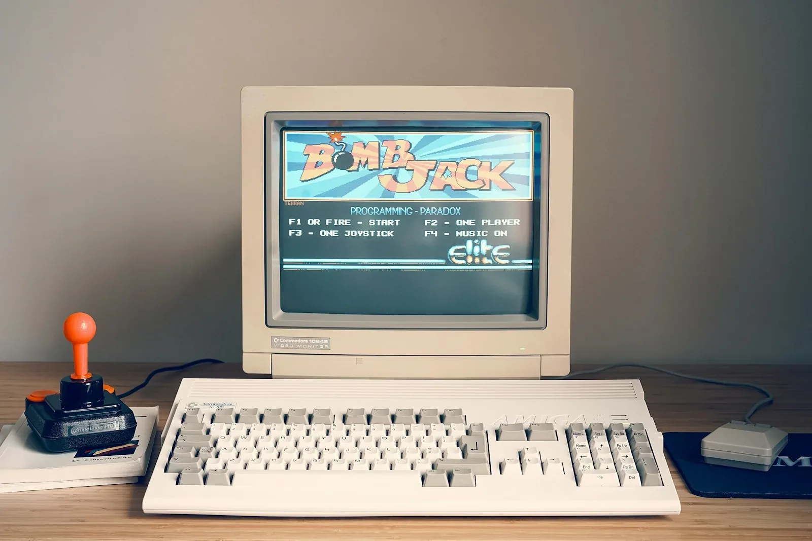 Un ordinateur ancien posé sur un bureau